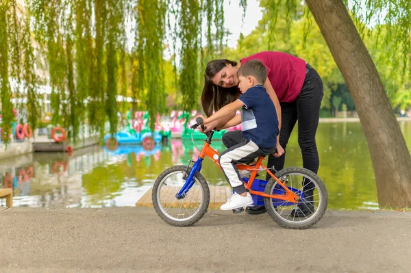 Young Beautiful Mother Teaching His Small Son Ride Bicycle Park — Stock Photo, Image