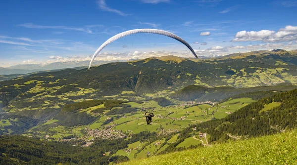 Paraglider Flyger Över Bergen Sommardag Stockbild