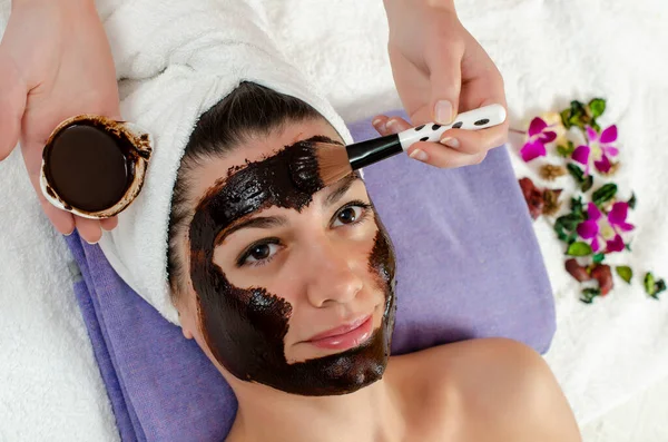 Attraktive Junge Frau Bekommt Beauty Spa Eine Gesichtsmaske Aus Schokolade Stockfoto