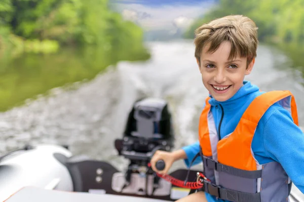 Милий Маленький Хлопчик Їде Моторному Човні Озері Оточенні Гірського Лісу Ліцензійні Стокові Зображення