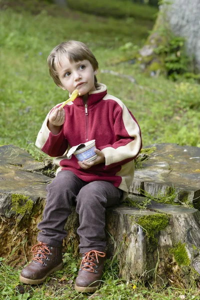 Chłopiec jedzenie w lesie — Zdjęcie stockowe