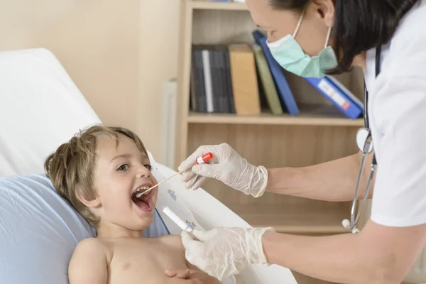 Läkare testa biologiska prov — Stockfoto