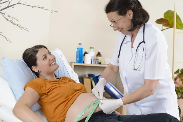 Kobieta w ciąży pod nadzorem lekarza — Zdjęcie stockowe