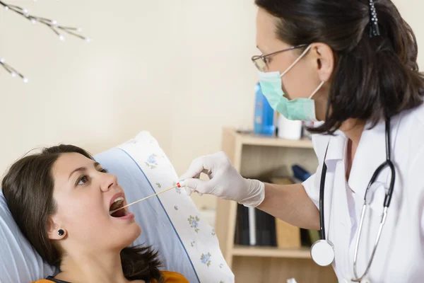 Doctor Testing Biological Specimen — Stock Photo, Image