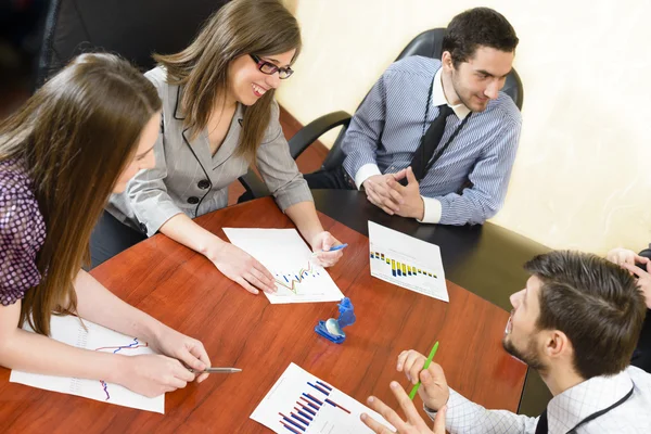 Mensen uit het bedrijfsleven hebben bestuursvergadering — Stockfoto