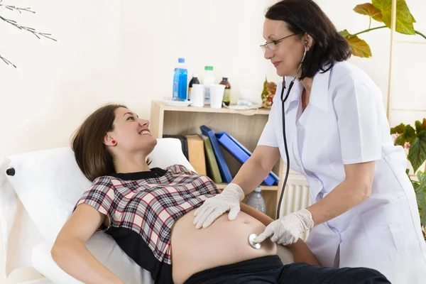 Schwangere unter ärztlicher Aufsicht — Stockfoto