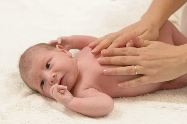 Recién nacido bebé recibiendo masaje de aceite — Foto de Stock