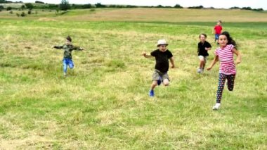 At yarışı çalışan çocuklar