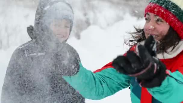Мати і син в зимовий час — стокове відео