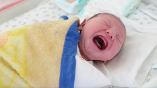 Новорожденный ребенок плачет — стоковое видео