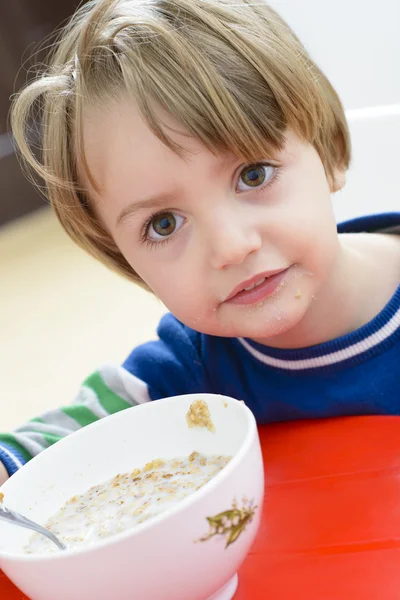 Junge isst Müsli mit Milch — Stockfoto