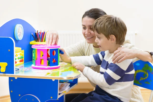 Mãe brincando com seu filho — Fotografia de Stock