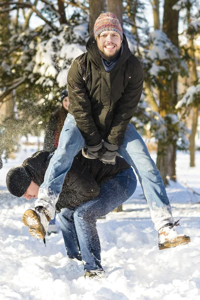 Saltar sobre otra persona en invierno —  Fotos de Stock