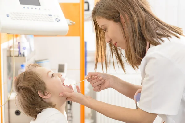 Carino ragazzo essere controllato in gola — Foto Stock