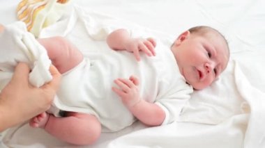 Yeni doğan Bebek Giydirme