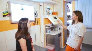İyimser hasta doktor ile x-ray görüntü arıyor