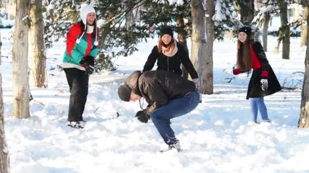 Springen over een andere persoon in de winter — Stockvideo