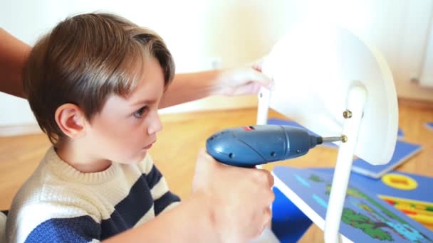 Menino usando a ferramenta diy — Vídeo de Stock