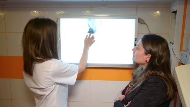 Patiënt met arts kijken naar x-ray beeld — Stockvideo