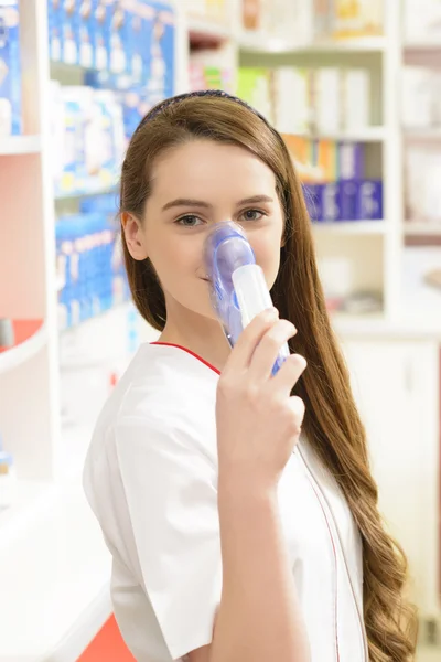 Pharmacist holding an aerosol mask — Stock Photo, Image