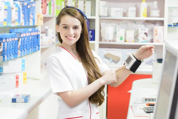 약사는 tonometer 보여주는 — 스톡 사진