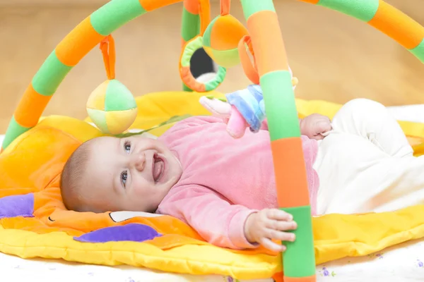 Unschuldiges Baby lächelt — Stockfoto