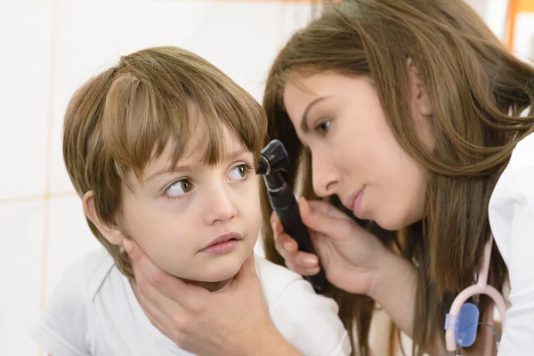 Отоларинголог осматривает детское ухо — стоковое фото