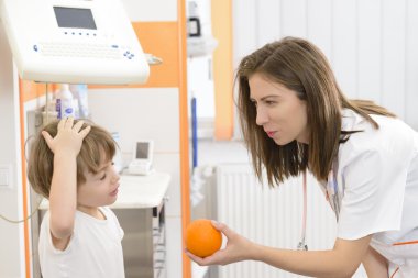 Doktor, kızgın çocuk ziyaret