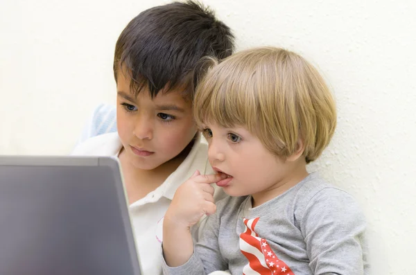 Niños usando laptop —  Fotos de Stock