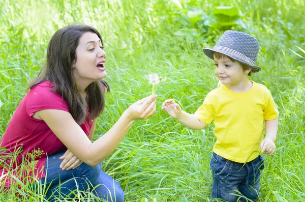 Mutter spielt mit ihrem Sohn — Stockfoto