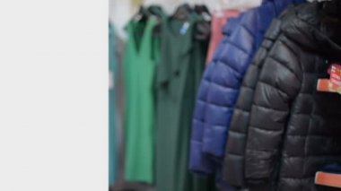Memnun müşteri giyim süpermarkette holding