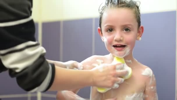 Niño feliz disfrutando de baño — Vídeos de Stock