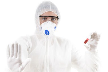 Genç bazı Laboratuar kapkacakları tutarak koruyucu takım elbise giyen kadın