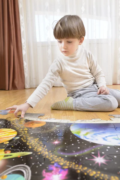 Kid Solving a Puzzle — Stock Photo, Image