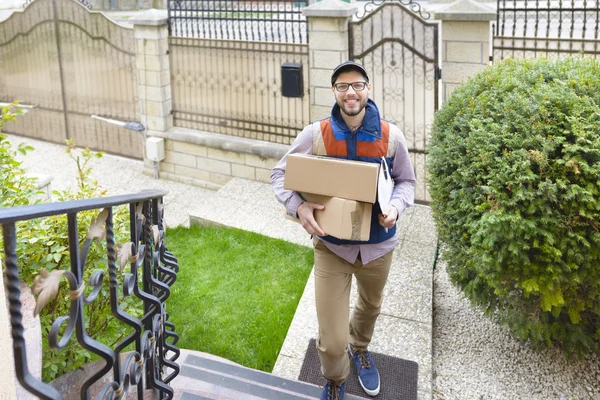 Courier levering van een pakket — Stockfoto