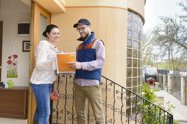 Courier Delivering a Package — Stock Photo, Image