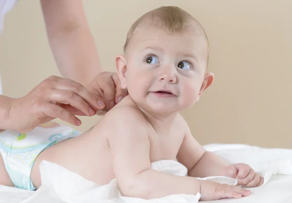 Recién nacido bebé recibiendo masaje de aceite — Foto de Stock