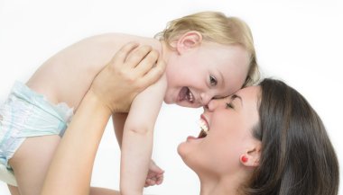 Anne bebeğini sevmekten