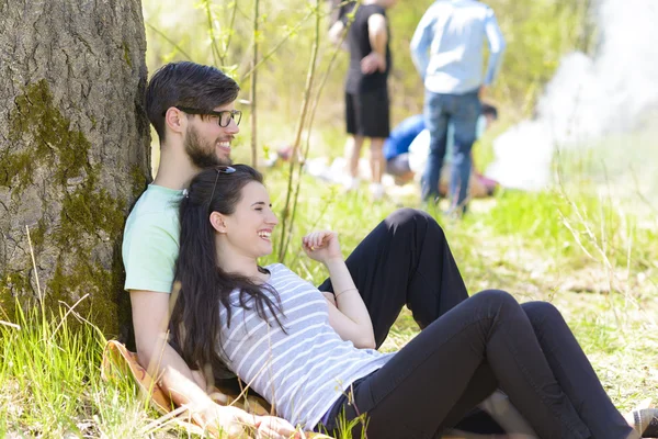 Casal relaxante no piquenique — Fotografia de Stock