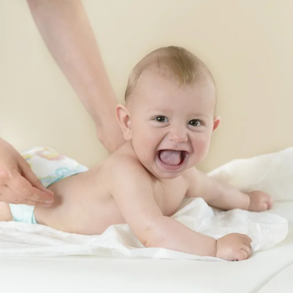 Nyfödda barnet får oljemassage — Stockfoto