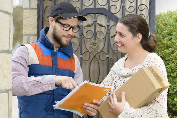 Courier leverera ett paket — Stockfoto