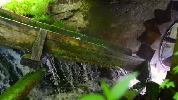 Générateur hydroélectrique rustique 