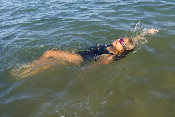 Mädchen schwimmen — Stockfoto