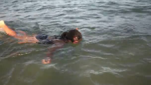 Mädchen schwimmen — Stockvideo