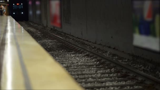 Приезд метро — стоковое видео