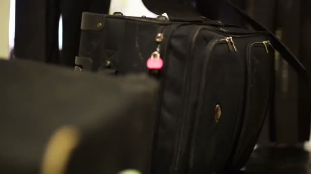 Bagages arrivant sur la courroie transporteuse 