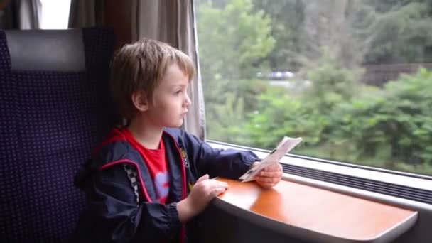 Kid viajando de trem — Vídeo de Stock