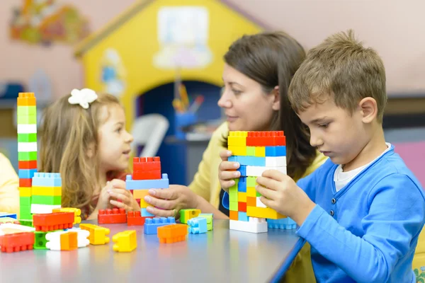 Kinder spielen im Kindergarten — Stockfoto