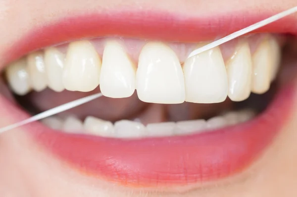 Использование зубной нити — стоковое фото