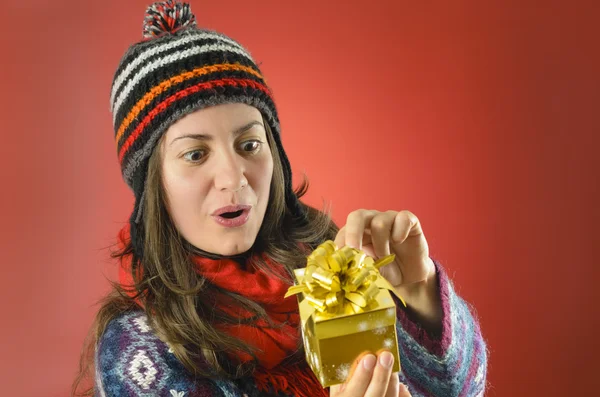 Szczęśliwa kobieta patrząc w jej prezent — Zdjęcie stockowe